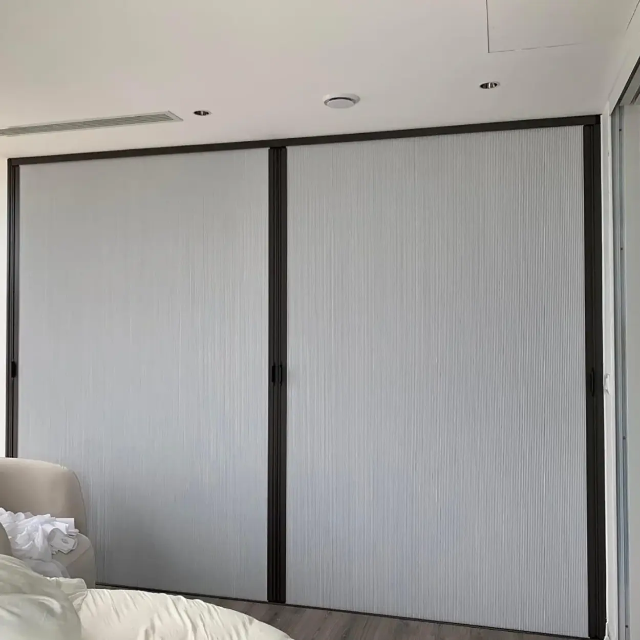 Yüksekova bebek odası — honeycomb blackout, deliksiz montaj, tam karartma